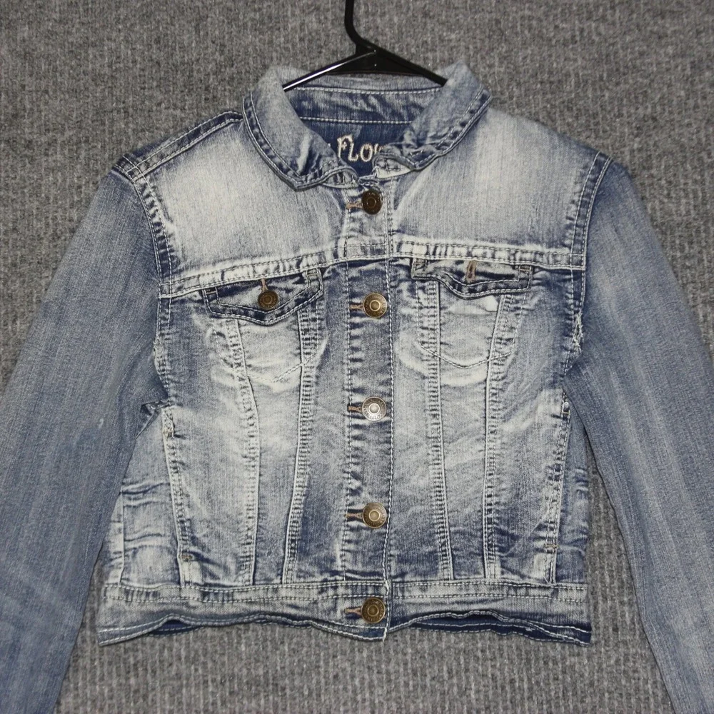 Wall Flower Girls Denim Jacket Blue Wash Distressed Cropped‎ Size M